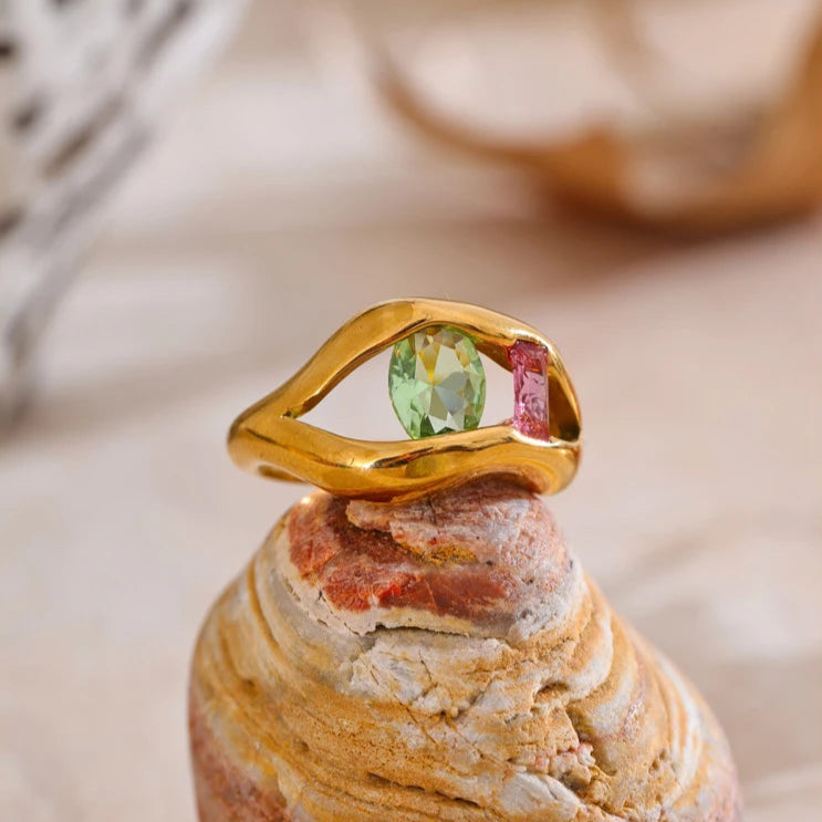 Gold Lip-Shaped Cubic Zirconia Ring