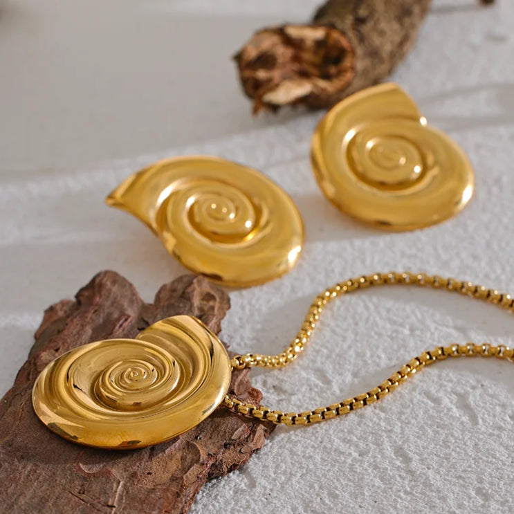 Shell & Conch Pendant Necklace and Earrings Set