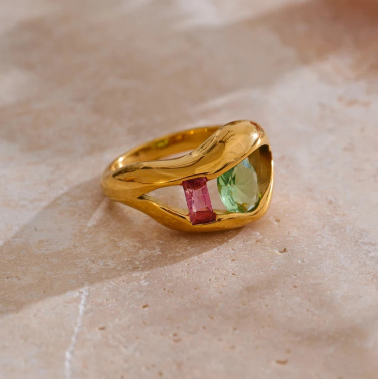 Gold Lip-Shaped Cubic Zirconia Ring