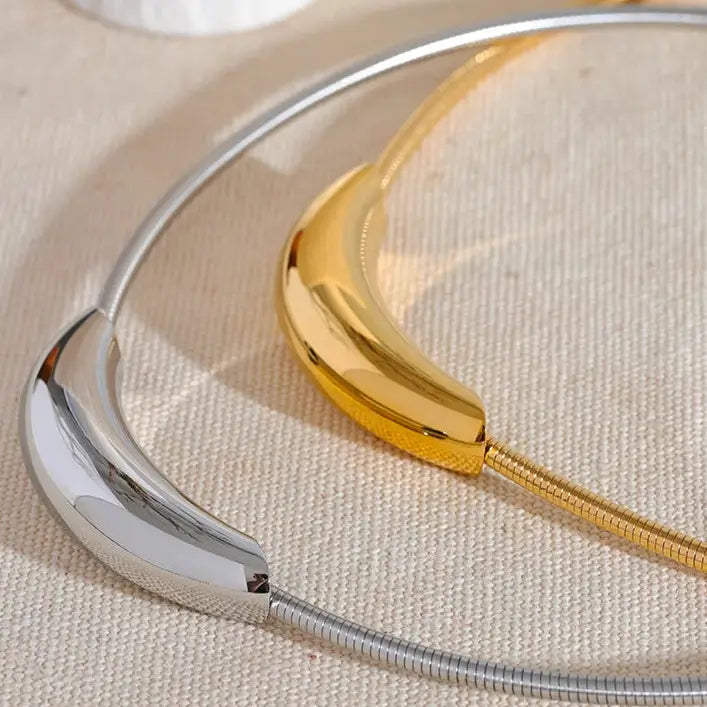 Layered choker necklace with dainty gold look