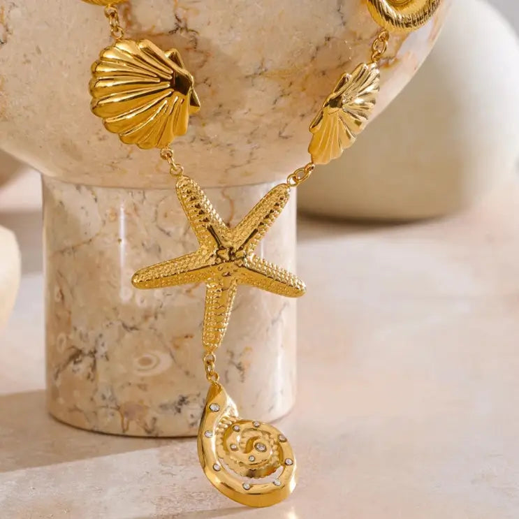 Starfish and shell pendant necklace in gold