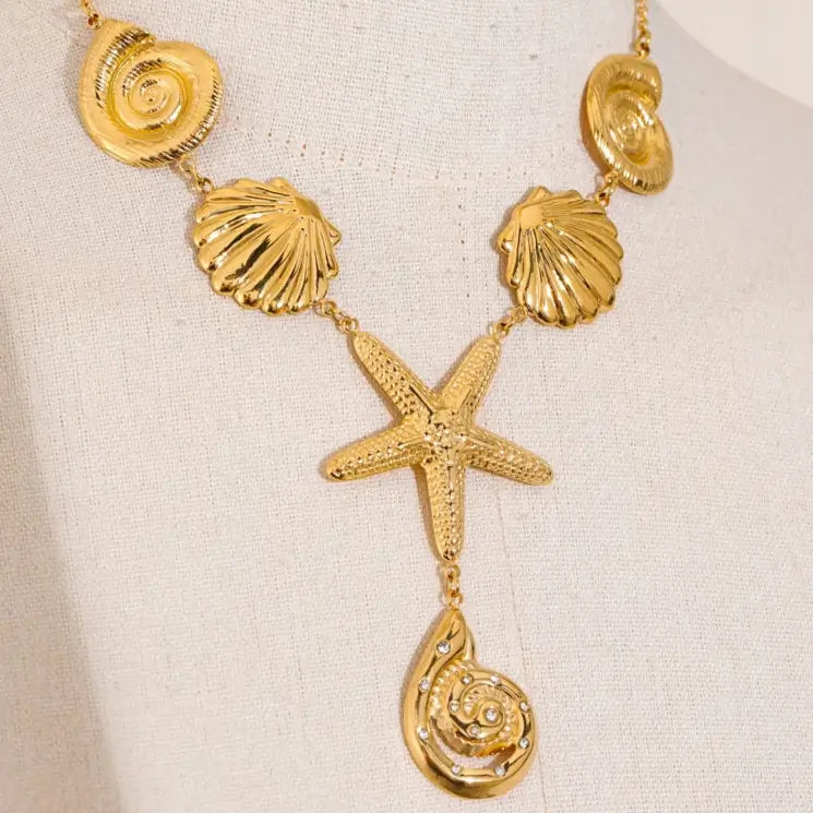 Starfish and shell pendant necklace in gold