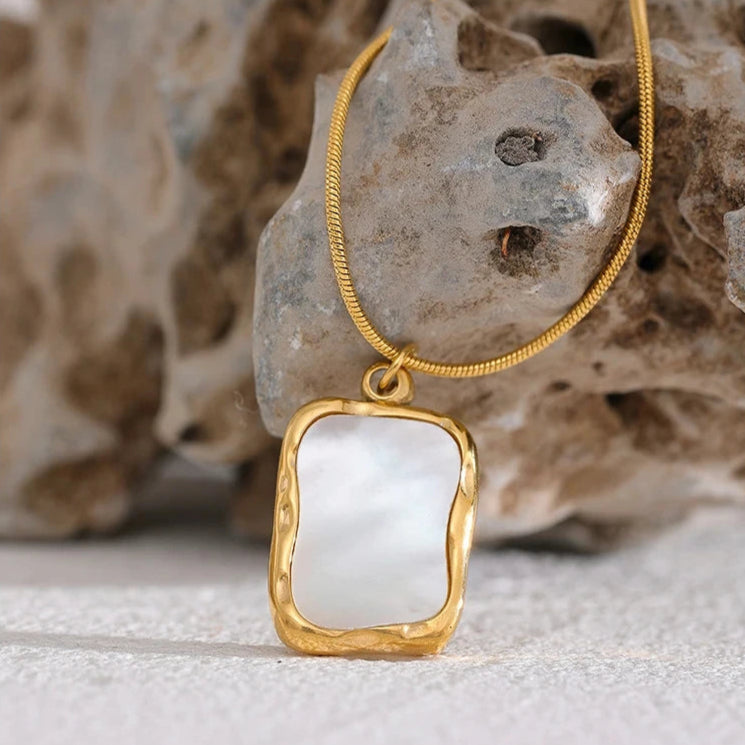 Irregular Shell Pendant Necklace
