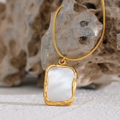 Irregular Shell Pendant Necklace