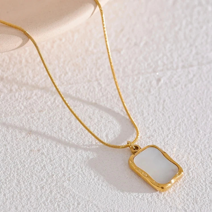 Irregular Shell Pendant Necklace