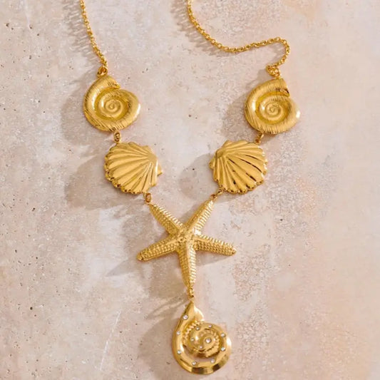 Starfish and shell pendant necklace in gold